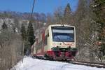 Im Schmeiental, kurz vor der Einmündung in das Donautal befinden sich die beiden Regioshuttle Nr. 201 und 213 der Hohenzollerischen Landesbahn von Tübingen kommend als HzL 86241 auf der Fahrt nach Sigmaringen (25.02.2018).