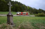 VT 206 befindet sich als HzL 86334 auf dem Weg von Gammertingen nach Hechingen. Fotografiert am 18.04.2020 kurz vor Hausen-Starzeln.