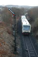 Ein Triebwagen der HZL am 28.12.09 irgendwo zwischen Tbingen und Hechingen. Ich kann mir die Namen von den Kffern dort nicht merken ;)