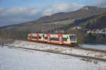 Am 12. Januar 2013 fahren VT 216 und 47 als HzL 88259 (ab Sigmaringen RB 22811) von Tbingen ber die Zollernalbbahn in Richtung Aulendorf. Im Hintergrund mein Heimatort Laufen mit dem Hausberg  Schalksburg .