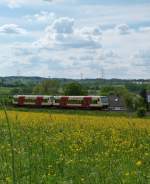 Eine Doppeleinheit von HZL Triebwagen ist am 16.5.14 als Zug 88334 auf der Zollernalbbahn (KBS 766) unterwegs.
Der Zug fährt auf dem Bild dem Bahnhof Engstglatt entgegen. Ob er da wohl halten musste? Schließlich ist der Bahnhof Engstglatt lediglich ein Bedarfshalt.