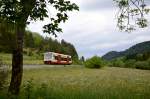 Auf der Stammstrecke der HzL ist am 28. Mai 2014 VT 45 als HzL 86330 unterwegs. Er hat vor kurzem Burladingen verlassen und erreicht in wenigen Minuten Hausen-Starzeln. Bis vor kurzem war der Triebwagen noch in den blau-Gelb - den Farben des Landkreises Tuttlingen - unterwegs.