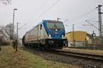 HLG Bombardier Traxx 187 320-7 in Hanau beim Rangieren mit Holzwagen am 02.01.20 von einen Gehweg aus fotografiert 