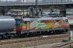 Die Elektrolokomotive 185 602-0 war Anfang April 2017 mit einem Güterzug in Dresden zu sehen.