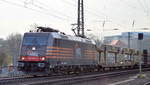 HSL Logistik GmbH mit  185 599-8   [NVR-Nummer: 91 80 6185 599-8 D-BRLL] mit einem PKW-Transportzug (leer) am 02.04.19 Dresden Hbf.