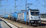 HSL Logistik GmbH, Hamburg mit der Railpool Lok 187 343-9  [NVR-Nummer: 91 80 6187 343-9 D-Rpool] und Kesselwagenzug am 24.03.22 Durchfahrt Bf.