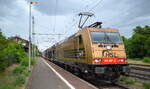 HSL Logistik GmbH, Hamburg [D] mit  185 597-2  [NVR-Nummer: 91 80 6185 597-2 D-BRLL] und PKW-Transportzug am 08.06.22 Durchfahrt Bahnhof Niederndodeleben.