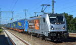 HSL Logistik GmbH, Hamburg [D] mit  187 313-2  [NVR-Numer: 91 80 6187 313-2 D-Rpool] und einem KLV-Zug aus Rostock Seehafen am 10.08.22 Durchfahrt Bahnhof Golm.