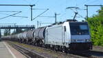 HSL Logistik GmbH, Hamburg-Tiefstack [D] mit der Akiem Lok  186 262-2  [NVR-Nummer: 91 80 6186 262-2 D-AKIEM] und einem Kesselwagenzug am 24.08.22 Durchfahrt Bahnhof Niederndodeleben.