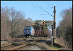 HSL 186381-0 passiert hier am 8.3.2023 um 13.06 Uhr in Fahrtrichtung Rheine die Kanalbrücke in Rodde.