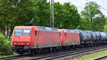 HSL Logistik GmbH, Hamburg [D] mit der Doppeltraktion  145 092-3  [NVR-Nummer: 91 80 6145 092-3 D-BRLL] +  145 093-1  [NVR-Nummer: 91 80 6145 093-1 D-BRLL] und einem Kesselwagenzug am 09.05.23 Vorbeifahrt Bahnhof Dedensen-Gümmer.