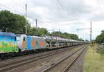 HSL 186 299-4 als Wagenlok vor Autotransportwagen, die am 04.08.2023 in Niederndodeleben von der HSL 185 642-6  Natürlich  Richtung Braunschweig gezogen wurde.