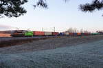 Bei der morgendlichen Kälte musste die Werbe HSL 151 138 beide Stomabnehmer an die Strippe legen um den Containerzug nach Hof zu befördern.