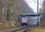 185 599-8 von HSL kommt als Lokzug aus Krefeld-Hbf nach Aachen-West und fährt die Kohlscheider-Rampe hoch aus Richtung Herzogenrath und fährt durch Kohlscheid in Richtung Richterich,Laurensberg,Aachen-West. 
Aufgenommen von Bahnsteig 1 in Kohlscheid.
Bei Wolken am Morgen vom 17.2.2018.