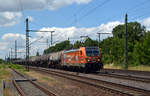 187 500 der HSL schleppte am 27.06.18 einen Kesselwagenzug durch Niederndodeleben Richtung Magdeburg.