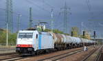 HSL Logistik GmbH mit Rpool  185 638-4  [NVR-Number: 91 80 6185 638-4 D-Rpool] und Kesselwagenzug am 04.10.18 Bf. Flughafen Berlin-Schönefeld.