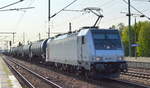 HSL Logistik GmbH, Hamburg-Tiefstack [D] mit der Akiem Lok  186 365-3  [NVR-Nummer: 91 80 6186 365-3] und Kesselwagenzug am 17.09.20 Durchfahrt Bf.