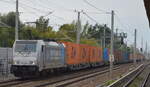 HSL Logistik GmbH, Hamburg [D] mit  186 436-2  [NVR-Nummer: 91 80 6186 436-2 D-Rpool] und Containerzug am 15.09.21 Berlin Blankenburg.