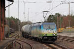 HSL 185 642-6 fotografiert vom Bahnsteigende Gleis 1 in Eystrup 28.1.2022