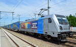 HSL Logistik GmbH, Hamburg [D] mit der Railpool Lok   187 343-9  [NVR-Nummer: 91 80 6187 343-9 D-Rpool], die eine fesche neue Werbefolie trägt und KLV-Zug am 24.06.22 Durchfahrt Bahnhof Golm.