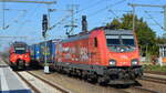 HSL Logistik GmbH, Hamburg [D] mit  186 382-8  (NVR-Nummer: 91 80 6186 382-8 D-AKIEM] und KLV-Zug am 10.10.22 Durchfahrt Bahnhof Golm.