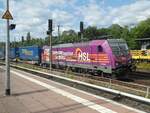 Am 26.8.2023 kam die mit Werbung dekorierte Lok 186 393 im Dienst HSL mit einem KLV-Zug der Spedition LKW-Walter durch Birkenwerder b.