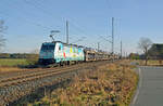Am 17.12.23 führte der HSL-Waverider 186 364 einen BLG-Autozug durch Wittenberg-Labetz Richtung Dessau.