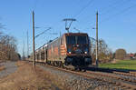Mit einem Toyota-Zug am Haken rollt 187 535 der HSL am 28.01.24 durch Wittenberg-Labetz Richtung Falkenberg(E).