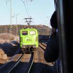 Am 30.12.16 wurde mit dem Ersatzzug mitgefahren. Es ging von Plauen/V. nach Hof-Dresden-Hof und zurück nach Plauen/V. Hier 145 030 mit dem RE 26975 zwischen Hof und Gutenfürst, wo uns die HSL 151 138 entgegen kam. Ein schönes Reisen in Abteilen und geöffneten Fenster:)