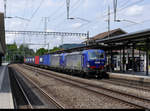 HUPAC - Lok 193 495-9 und 193 497-5 mit Güterzug unterwegs im Bahnhof Sissach am 27.07.2019