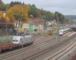 182 602 von HUPAC mit einem Flachwagenzug am Haken und 411 xxx als ICE 209 nach Mnchen Hbf begegnen sich am 17.