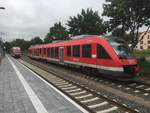 Lint 27 und Lint 41 von DB Regio stehen am 18.07.2019 in der reaktivierten Ilmebahn-Bahnstation Einbeck Mitte. Der hintere Triebwagen auf Gleis 1 wartet auf Ausfahrt nach Einbeck Salzderhelden (RB 86).
