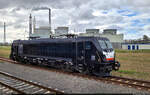 Die schwarz gekleidete 187 100-3 im Werksumfeld der InfraLeuna GmbH beim Tag der Schiene 2022.