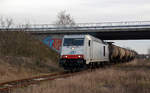 285 109 der ITL passiert mit ihrem Zug zum Zschornewitzer Empfänger Imerys Fused Minerals die Brücke der B100 in Gräfenhainichen.