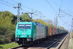 ITL - Eisenbahngesellschaft mbH mit  185 633-5  [NVR-Number: 91 80 6185 633-5 D-ITL] und Containerzug am 16.04.19 Durchfahrt Bf.