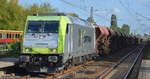 ITL - Eisenbahngesellschaft mbH mit  285 119-4  [NVR:  92 88 0076 108-4 B-ITL ] und Schüttgutwagenzug mit Kies beladen am 21.08.19 Durchfahrt Bahnhof Berlin Hohenschönhausen.