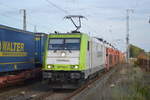 ITL - Eisenbahngesellschaft mbH, Dresden [D] mit  185 598-0  [NVR-Nummer: 91 80 6185 598-0 D-ITL] mit PKW-Transportzug an einem verkehrsreichen Tag im Bf.
