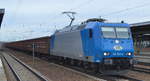ITL - Eisenbahngesellschaft mbH, Dresden [D] mit  185 522-0  [NVR-Nummer: 91 80 6185 522-0 D-ITL] und einem Ganzzug offener Drehgestell-Güterwagen am 18.01.20 Durchfahrt Bf.