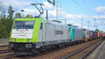 ITL - Eisenbahngesellschaft mbH, Dresden [D] mit  185 649-1  [NVR-Nummer: 91 80 6185 649-1 D-ITL] und der  185 633-5  [NVR-Nummer: 91 80 6185 633-5 D-ITL] + Containerzug am Haken am 10.09.20 Bf.