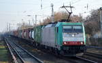 ITL - Eisenbahngesellschaft mbH, Dresden [D] mit  E 186 128  [NVR-Nummer: 91 80 6186 128-5 D-ITL] und Containerzug am 08.12.20 Bf.