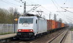 ITL - Eisenbahngesellschaft mbH, Dresden [D] MIT  E 186 137  [NVR-Numer: 91 80 6186 137-6 D-ITL] und Containerzug am 01.04.021 Durchfahrt Bf.