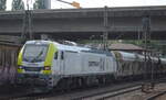 ITL - Eisenbahngesellschaft mbH, Dresden [D] mit  159 101-5  [NVR-Nummer: 90 80 2159 101-5 D-ITL] und Schüttgutwagenzug verlässt den Hamburger Hafen am 07.06.21 Durchfahrt Bf.