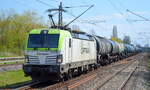 ITL - Eisenbahngesellschaft mbH, Dresden [D] mit  193 896-8  [NVR-Nummer: 91 80 6193 896-8 D-ITL] und Kesselwagenzug am 23.04.22 Durchfahrt Bf.