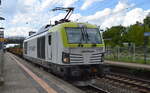ITL - Eisenbahngesellschaft mbH, Dresden [D] mit der Dual Vectron  248 010-1  [NVR-Nummer: 90 80 2248 010-1 D-ITL] und einem Güterzug für Langschienen-Transporte (leer) am 25.05.22