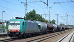 ITL - Eisenbahngesellschaft mbH, Dresden [D] mit  E 186 128  [NVR-Nummer: 91 80 6186 128-5 D-ITL] und Getreidezug am 24.06.22 Durchfahrt Bahnhof Golm.