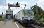 ITL - Eisenbahngesellschaft mbH, Dresden [D] mit der ELL Vectron  193 961  [NVR-Nummer: 91 80 6193 961-0 D-ELOC] und einem Getreidezug Durchfahrt Bahnhof Magdeburg-Neustadt am 25.08.22
