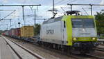 ITL - Eisenbahngesellschaft mbH, Dresden [D] mit  145 094-9  [NVR-Nummer: 91 80 6145 094-9 D-ITL] und einem Containerzug am 29.09.22 Durchfahrt Bahnhof Golm.