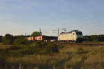 ITL 185 579-0 zieht einen Containerzug in Richtung Hagenower Land. 3km östlich von Büchen, 17.09.2018.