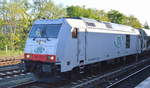 ITL - Eisenbahngesellschaft mbH mit  285 109-5  [NVR-Number: 92 80 1285 109-5 D-ITL] und einem langen Schüttgutwagenzug (leer) wartet auf Signalfreigabe gegenüber dem S-Bahnhof