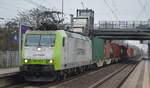 Nach längerer Bauphase wieder befahrbar, der Berliner Außenring Höhe Berlin Hohenschönhausen  hier mit ITL Eisenbahngesellschaft mbH, Dresden [D]  185 517-0  [NVR-Nummer: 91 80 6185 517-0 D-ITL] und Containerzug am 26.11.19